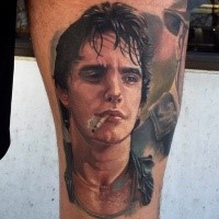 Portrait Stil farbiges Bein Tattoo mit Gesicht des rauchenden Mannes