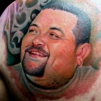 Porträtstil farbiger Schulterblatt Tattoo des menschlichen Gesichtes