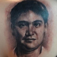Portrait Stil farbiges Schulter Tattoo des Mannes Gesicht