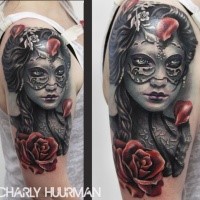 Portrait Stil farbiges Schulter Tattoo der schönen Frau in der Maske mit Blumen