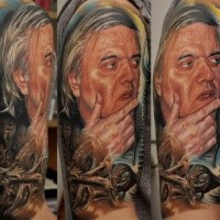 Portrait Stil farbiges Schulter Tattoo mit Gesicht des Mannes