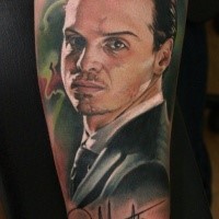 Porträtstil farbiger Unterarm Tattoo des berühmten männlichen Gesichtes