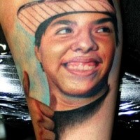 Porträtstil farbiger Tatto des lächelnden Gesichtes von Junge