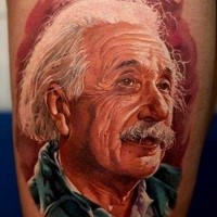Portrait Stil farbiges Oberschenkel Tattoo mit Albert Einsteins Porträt