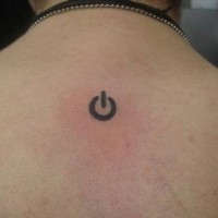 Startknopf Symbol Geek Tattoo am Rücken