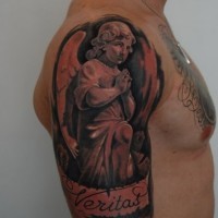 Tatuaje de ángel  que  ora en el brazo