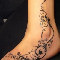 Tatuaje en el pie, patrón floral de color negro