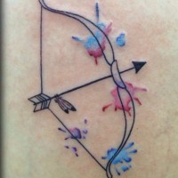 Tatuaje  de arco y flecha con manchas de pinta multicolores