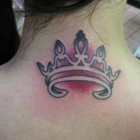 Tatuaje en la espalda, corona de princesa