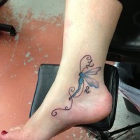 Tatuaje en el pie, libélula azul bonita