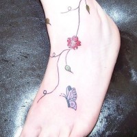 bel tatuaggio con farfalla e fiori su piede