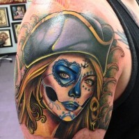 Tatuaje  de chica pirata bella en el brazo
