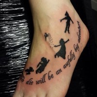 inchiostro nero personaggio Peter Pan e scritto tatuaggio su piede