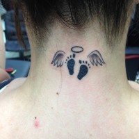 Tatuaje en el cuello, huellas de pies con alas y halo