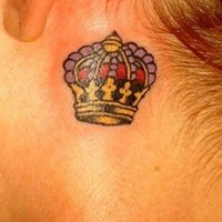 Hübsche kleine Krone Tattoo hinter Ohr