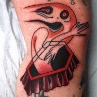 Tatuaje en la pierna,
fantasma  naranja en ataúd