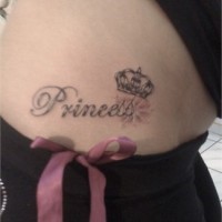 bella parola principessa e corona tatuaggio