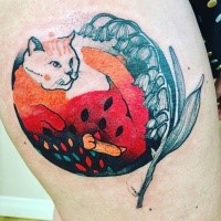Tatuaggio a braccio colorato psichedelico del gatto con i fiori di Joanna Swirska