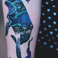 Psychedelisch aussehende farbige Unterarm Tattoo der menschlichen Hand mit Ornamenten