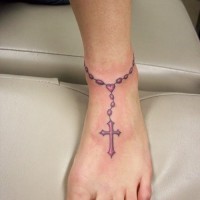 Tatuaje de rosario lindo en el tobillo