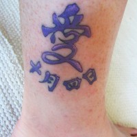 Tatuaje de jeroglíficos púrpuras en la pierna