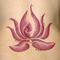 fiore viola tatuaggio su parte bassa di schiena