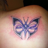 Tatuaje en el hombro, mariposa celta púrpura