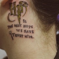 Zitat von Harry Potter schwarzer Schriftzug farbiges Tattoo am Hals mit Zauberstab
