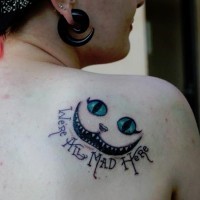 Tatuaggio sulla spalla il disegno in forma del gatto con la scritta