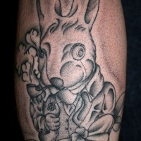 Kaninchen aus Alice im Wunderland raucht Pfeife schwarzes originales Tattoo mit Blumen