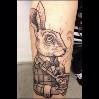 Tatuaje en el antebrazo, conejo adorable con taza de té de Alicia en el País de las Maravillas