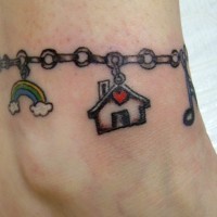 Tatuaje de cadena con casa, nota  y  arco iris en el tobillo