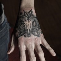 Tatuaje en la mano,  cráneo de ovis gris