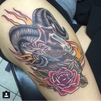Tattoo von Ramm mit rosa Blumen und Feuer