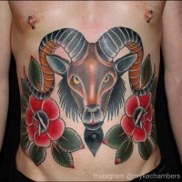 Tatuaje en el estómago,  ovis severo con dos flores rojos