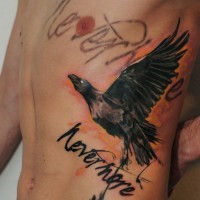 Tatuaje en el costado, cuervo negro, frasa nunca más