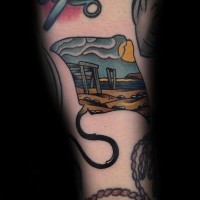 Rochen förmiges farbiges Unterarm Tattoo mit Meer und Sonne