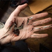 Wirkliches Leben wie gefärbte zerrissene Haut mit mechanischen Teilen Tattoo an der Hand