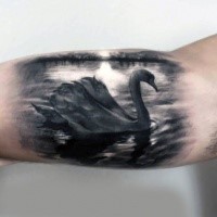 Echtes lebensechtes schwarzes Realismusart Bizeps Tattoo mit Schwan im See