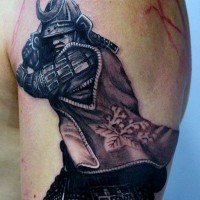 Tatuaje en el hombro, guerrero samurái intrépido con espada larga