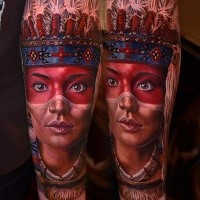 Echts lebensechtes in Porträtart Unterarm Tattoo mit indianischer Frauen
