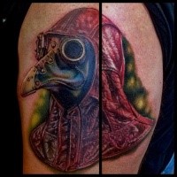 Tatuagem de ombro real realista de médico de peste em traje de couro