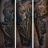 Tatuaje en la pierna, esqueleto sonriente 3D con flor delicada