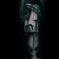Erstaunlich gemaltes schwarzes und weißes Alien mit Schiffen und Menschen Tattoo am Arm