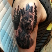 Schwarzer und weißer Fuchs Tattoo an der Schulter mit dunklem Wald