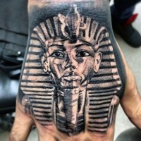 Tatuaje en la mano,  faraón realista bien dibujado
