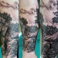 Schwarzweißer kleiner Junge auf der Straße Arm Tattoo