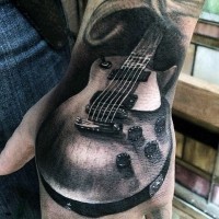 Tatuaje en la mano,  guitarra preciosa interesante, negro blanco