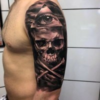 realistico foto nero e bianco teschio pirata con ossa  e occhio in piramide tatuaggio a mezza manica