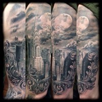 Schwarzweißes Schulter Tattoo von New York City Sehenswürdigkeiten wie echtes Foto